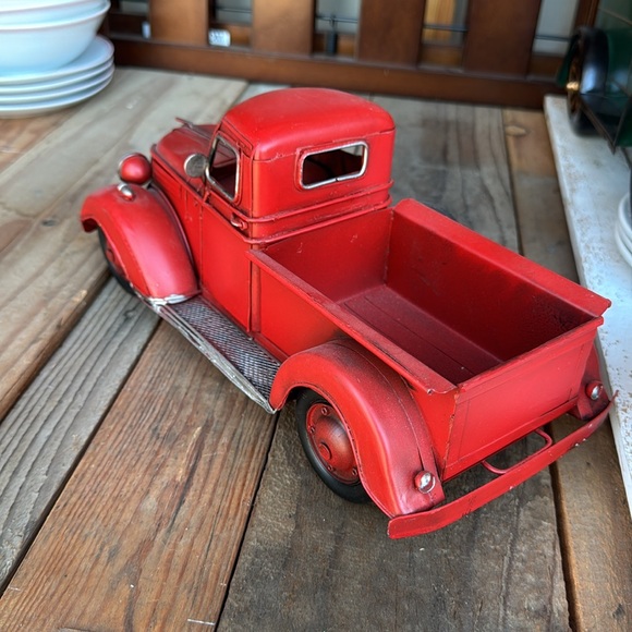 Vintage metal Farmhouse red truck - Picture 2 of 4